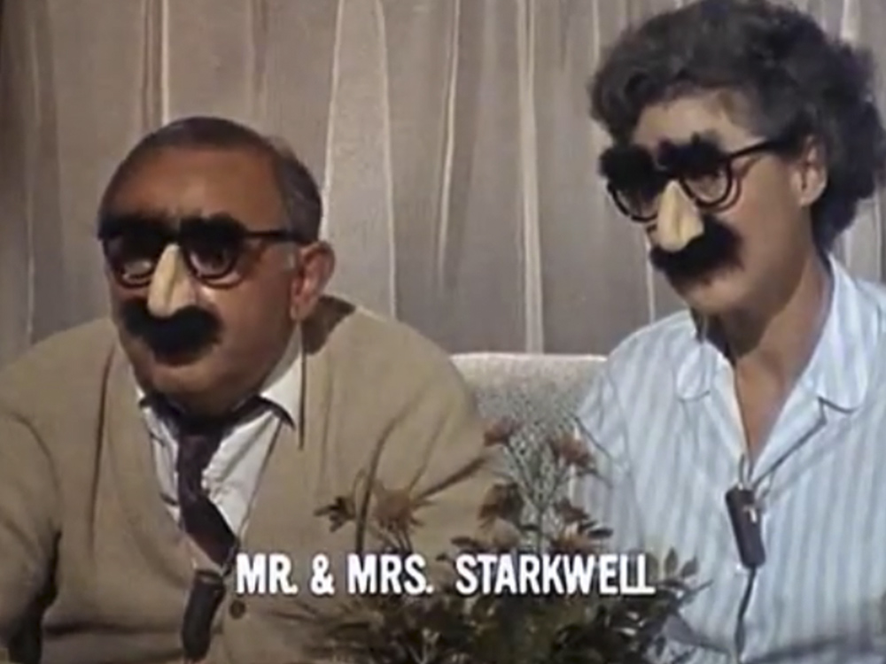 Virgil (Allen) szülei Groucho-álarcban vállalják csak az interjút (Fogd a pénzt és fuss!)